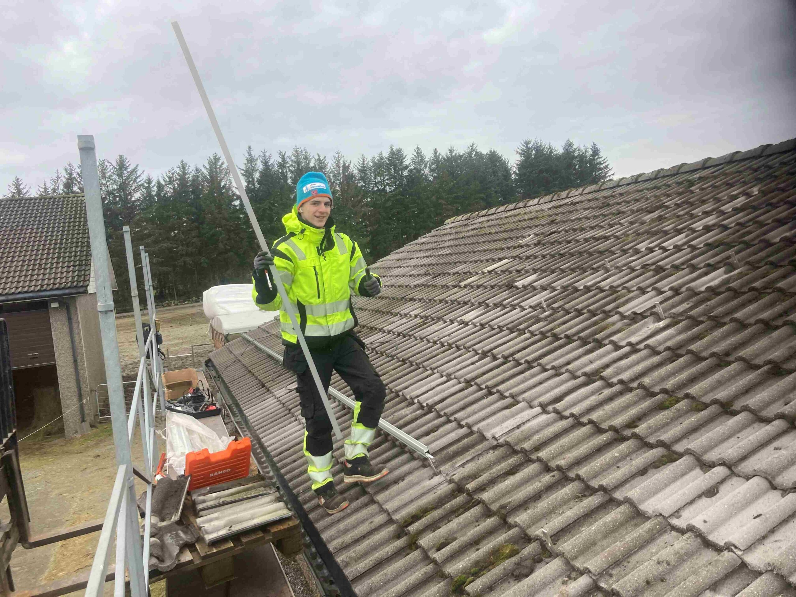 Solcelleanlegg på stall. Festesystem for pannetak